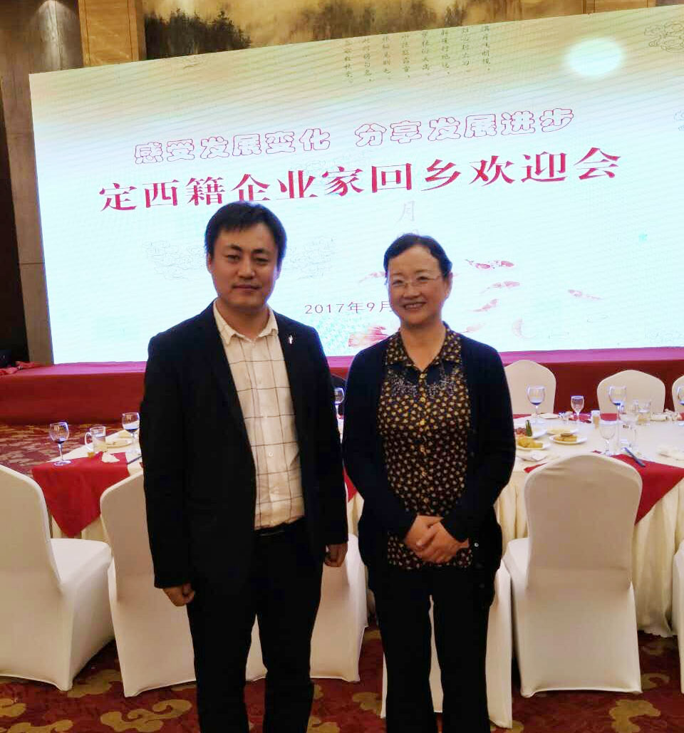 定西籍企業(yè)家回鄉(xiāng)中秋茶話會巨推傳媒CEO柴瀟和市委常委、市政府常務(wù)副市長黃愛菊合影