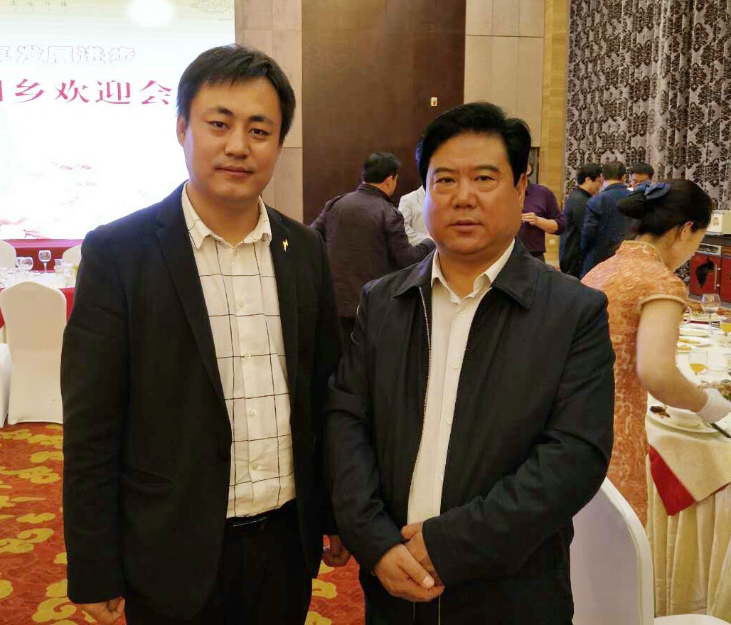 左：巨推公司創(chuàng)始人兼CEO，右：隴西縣委副書記、縣政府縣長陳彥吉